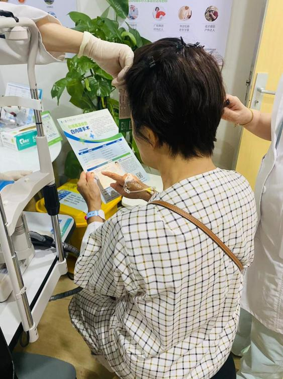 陳女士術後視力恢複，輕松閱讀宣傳頁小字