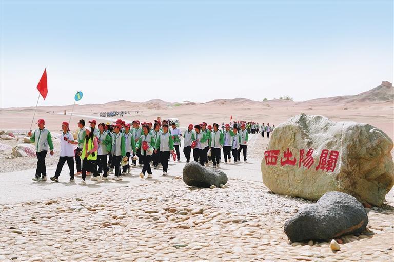 今年以来,敦煌市各大景区和文化场所研学团队接连不断。董文龙