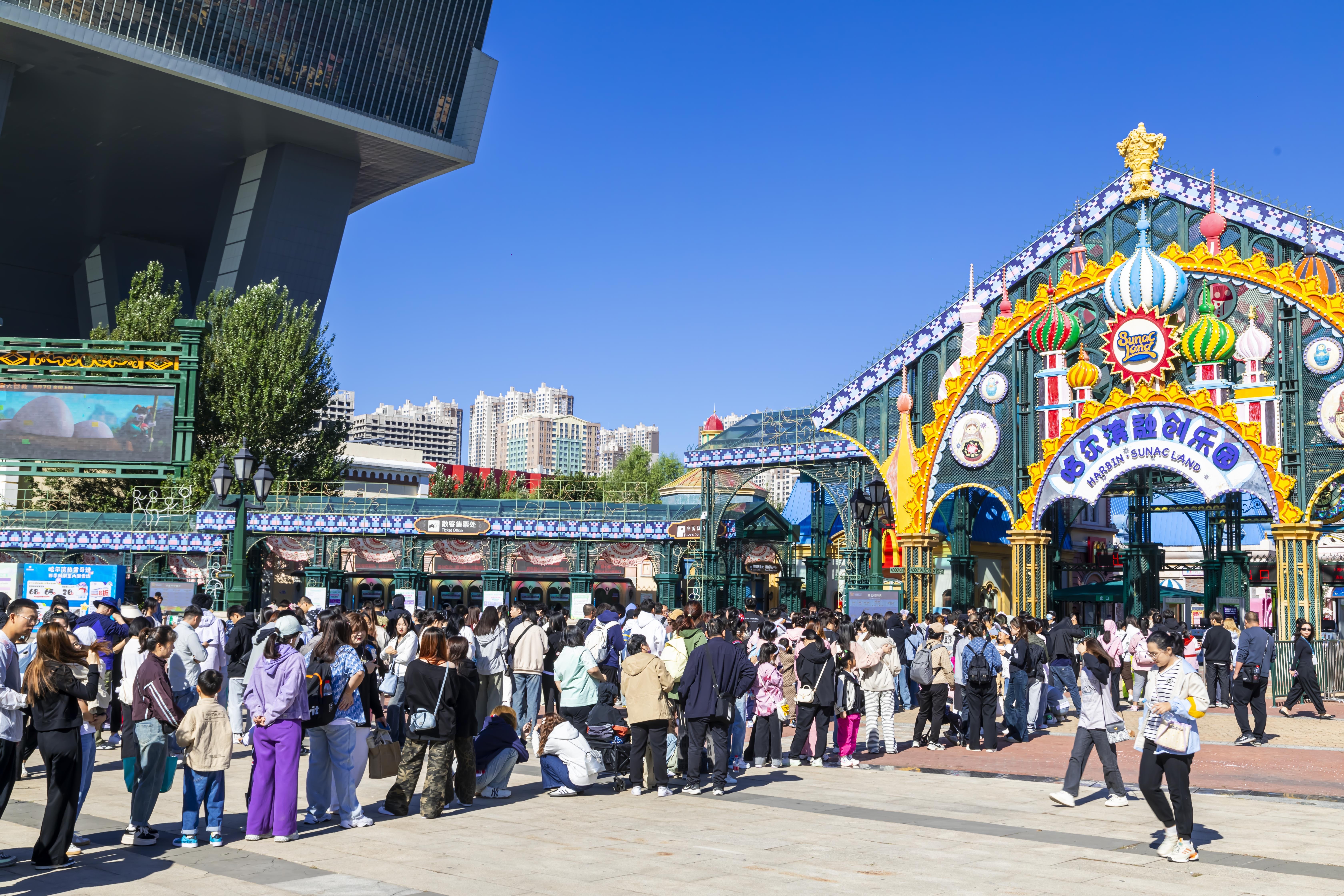 市民和游客排队等候进入乐园