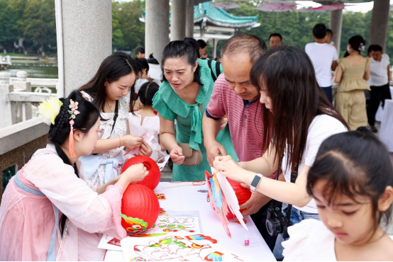 游园赏灯品民俗 东湖听涛“超月想象”活动体验别样中秋