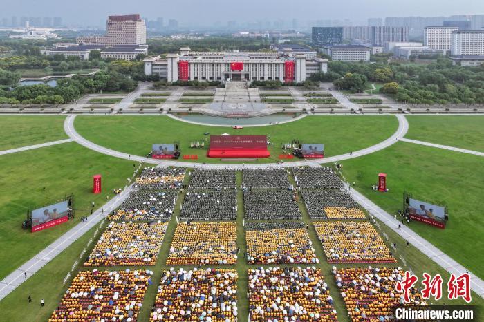 东南大学举行2024年开学典礼奥运冠军张雨霏寄语学弟学妹