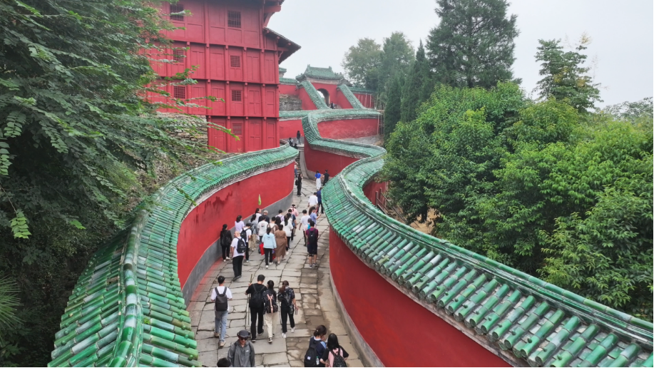 武当山景区秋意浓 游客中秋登高望远