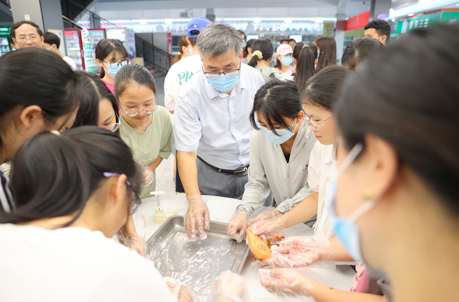 做月餅 迎中秋 江西中醫藥大學中外學子歡度佳節