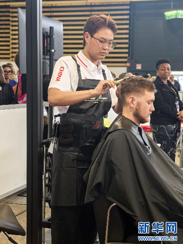 美发项目参赛选手田飞鸿(重庆五一职业技术学院)斩获金牌。新华网发(受访单位供图)