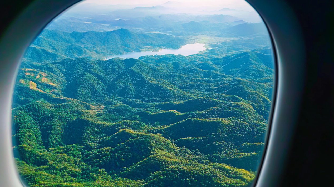 游客可在通用航空短途运输航线上鸟瞰明月山景色