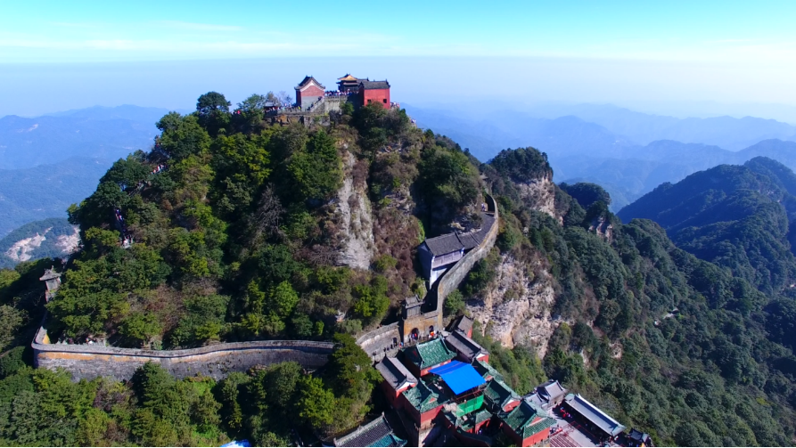 武当山景区秋意浓 游客中秋登高望远