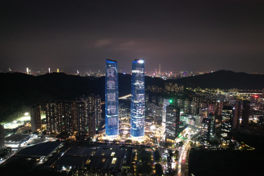 坂田街道在星河双子塔开展“网络安全点亮城市地标”活动