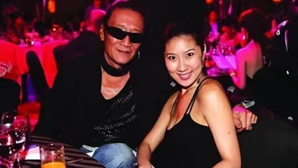 相差49岁的爷孙恋：谢贤养了12年的coco，分手5年后如今怎样了？封面图