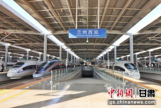 图为兰州西站准备出发的动车组列车。兰州铁路局供图