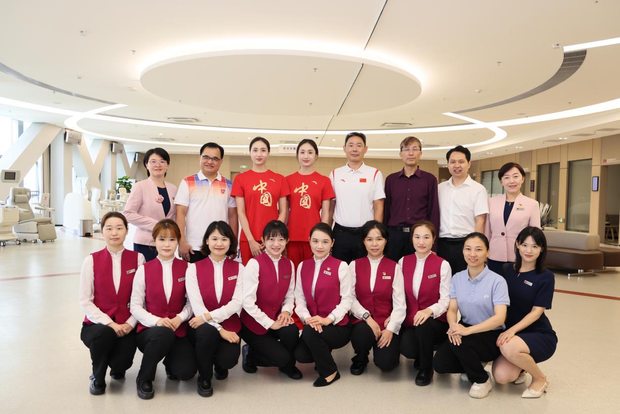 王柳懿、王芊懿与无偿献血工作者们合影