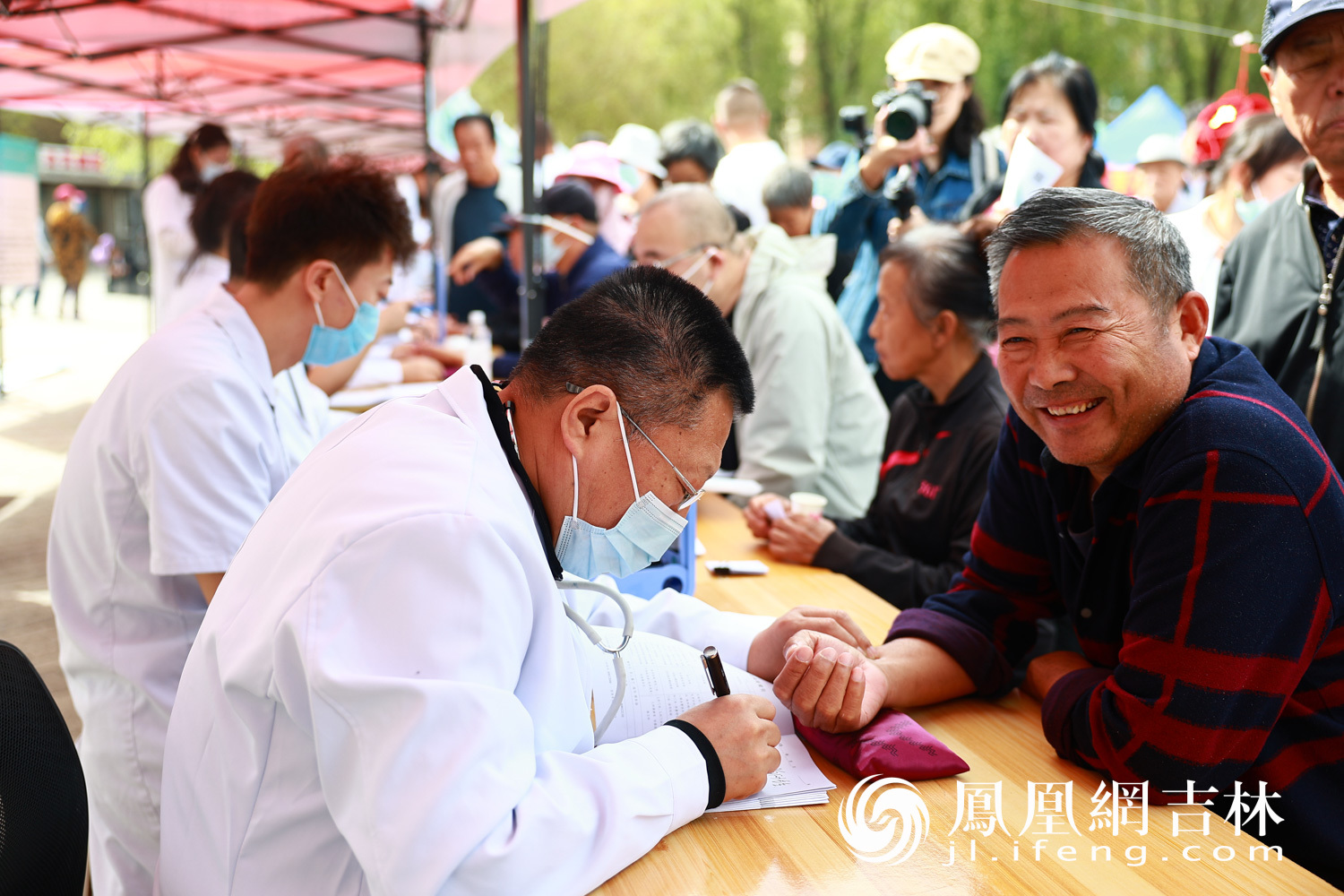 省市级名医为居民提供把脉问诊、健康咨询等服务。