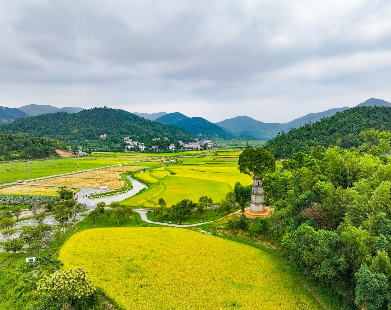 茶亭镇惜字塔秋日美景