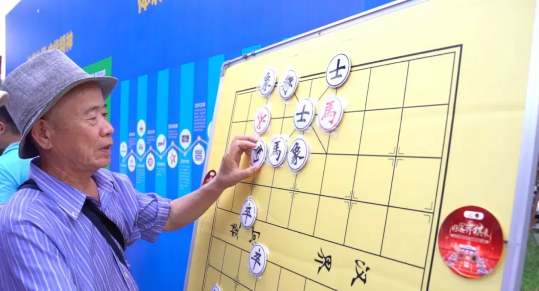 (高郑生现场与观众进行残棋互动)