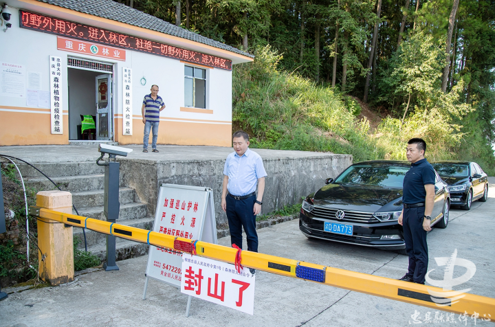 县委书记李电在大岭森林防火检查站暗访督导森林防火封山令落实情况。 记者 余鸿 摄