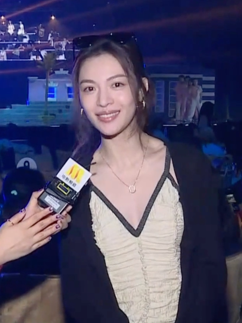 #2024湾区升明月大湾区电影音乐晚会  #钟楚曦说每次看湾区升明月都热泪盈眶  “湾区升明月”2024大湾区电影音乐晚会预热直播中，钟楚曦称每次看湾区升明月都热泪盈眶，用两个关键词剧透自己的表演曲目