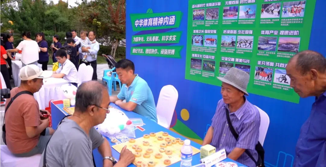 (现场观众正在对弈)