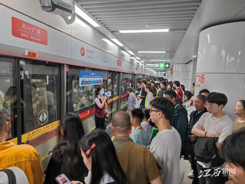 ▲中秋假期,南昌地铁迎来客运高峰。摄影丨江西日报全媒体记者陈璋