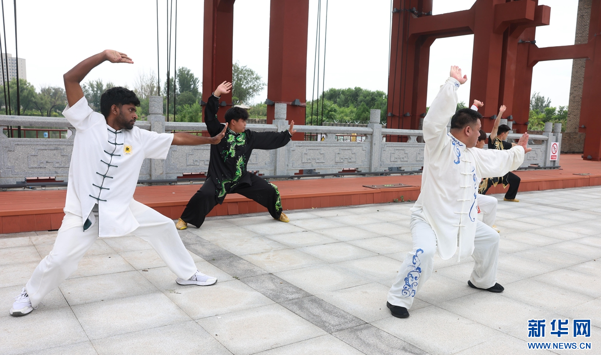 外国留学生跟随劈挂拳传承人周军学习传统武术。新华网发 杨晨 摄