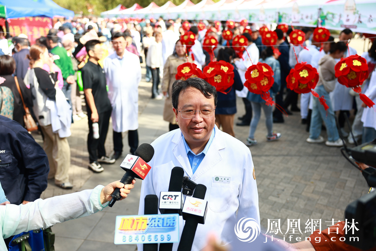 长春中医药大学副校长刘振权现场接受媒体采访。