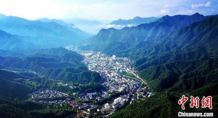 图为俯瞰留坝县。(留坝县委宣传部供图)