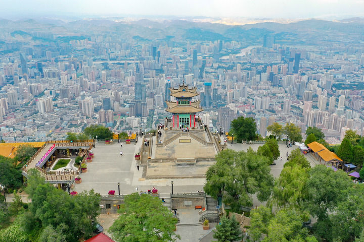这是9月8日在兰州市城关区皋兰山顶拍摄的兰州三台阁及城区　新华每日电讯记者　郎兵兵　摄