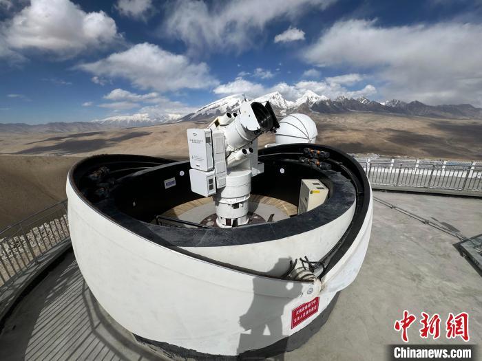 中国首个业务化运行的激光通信地面站，在新疆帕米尔高原一处海拔4800米山顶建成，远处雪山为慕士塔格峰。中新网记者 孙自法 摄
