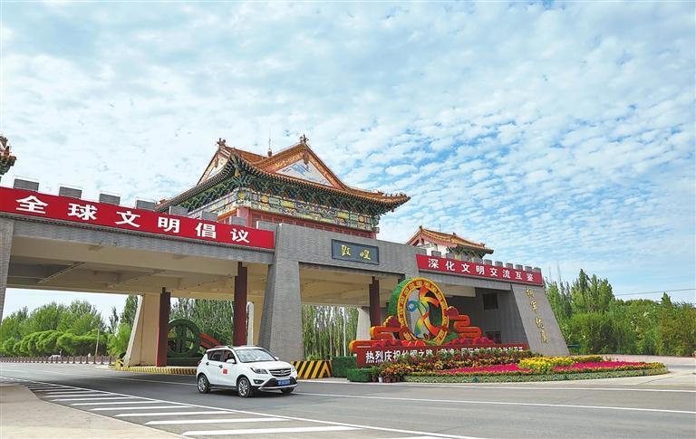 为迎接第七届敦煌文博会，敦煌市东大门装饰一新。新甘肃&middot;甘肃日报记者　田蹊