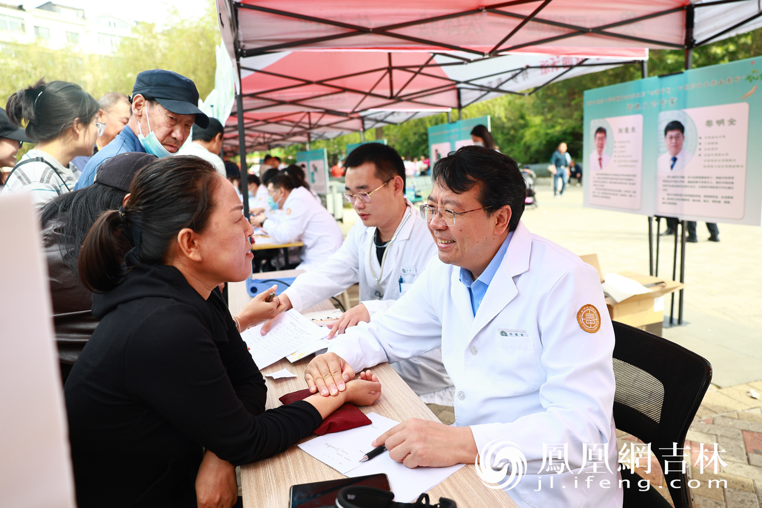 长春中医药大学副校长刘振权为市民义诊。