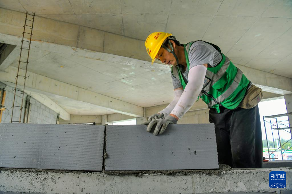 9月15日，中铁十二局工人在雄安新区大河片区建设现场砌墙。