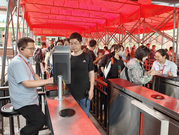 武当山景区秋意浓 游客中秋登高望远