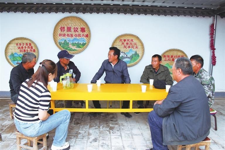 村民在幸福小院协商议事