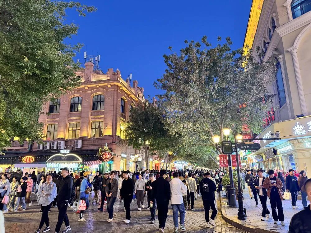 9月14日，市民和游客在哈尔滨中央大街游玩。新华社记者 刘赫垚 摄