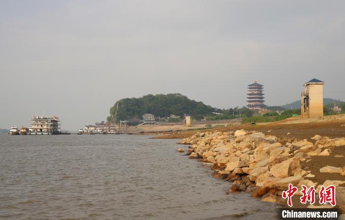 9月14日，位于江西湖口县的鄱阳湖石钟山水域沿岸退水痕迹明显。徐会刚 摄
