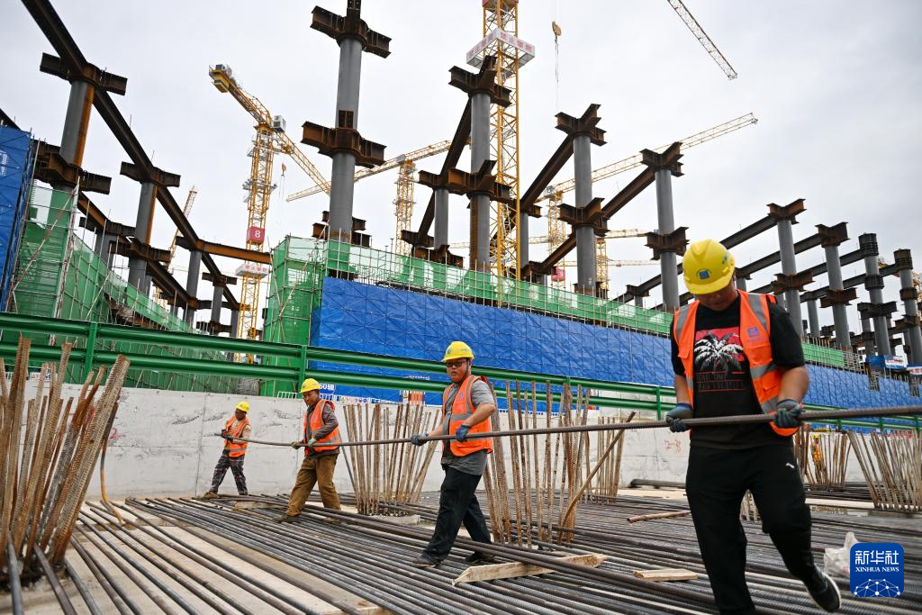 9月15日，中国建筑股份有限公司工人在雄忻高铁雄安地下段及相关配套工程建设现场搬运钢筋。
