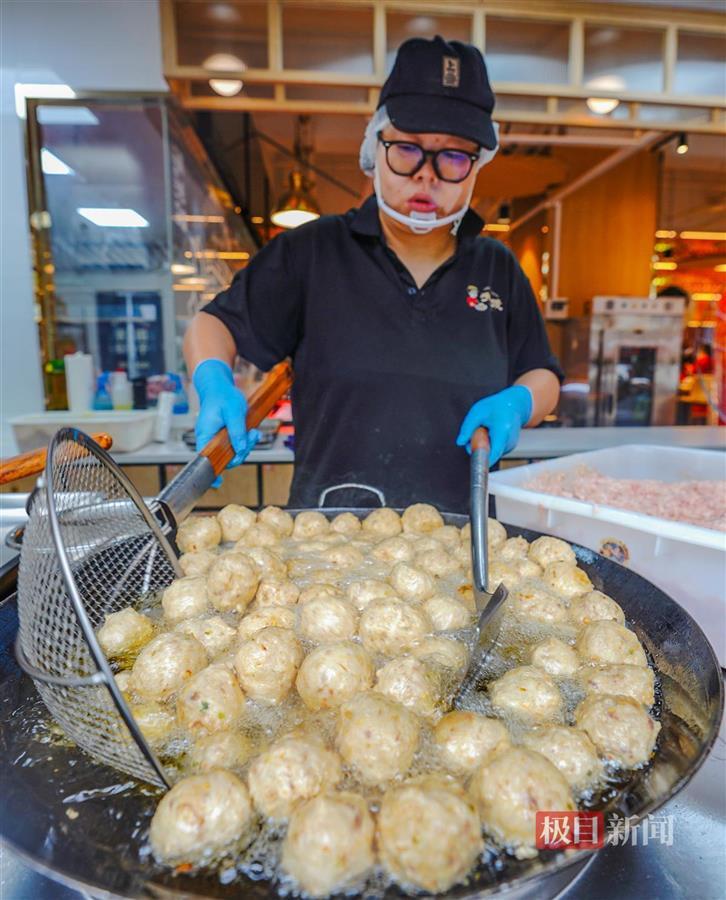香气四溢的黄焖圆子，也成了今年中秋的热闹食品