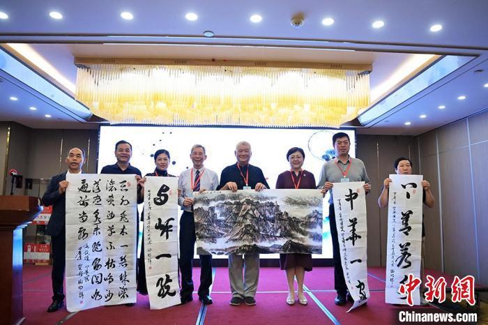 当日活动现场，两岸书画名家互赠书画作品。九美旦增　摄