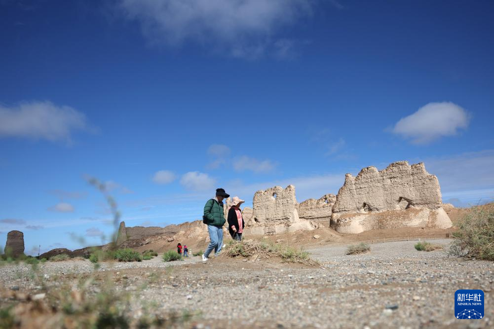 9月4日，游客在雨后的大方盘城游览。新华社记者　陈斌　摄