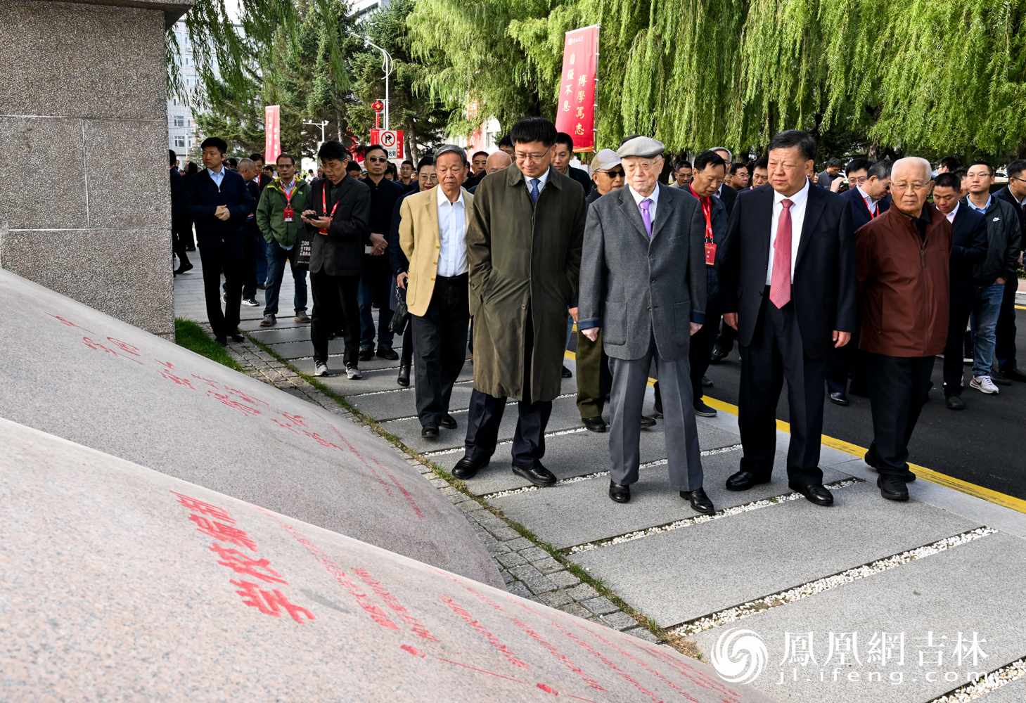 与会嘉宾共同参观了历史文化长廊。