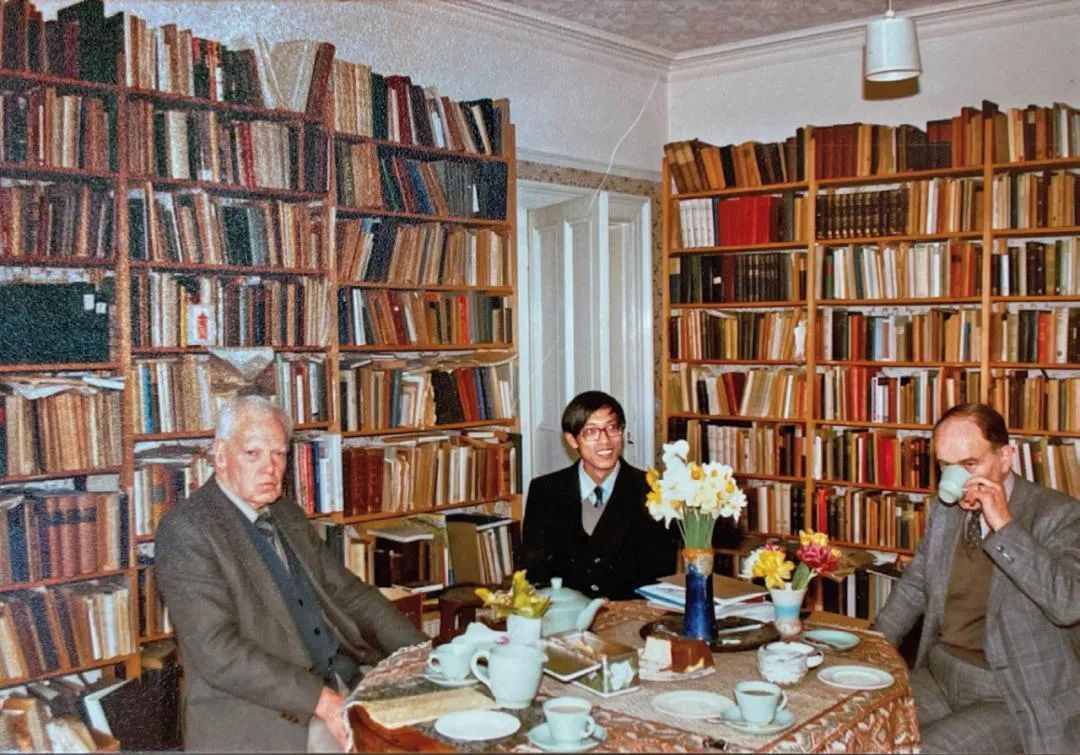 1985年,荣新江(中)在英国与贝利(左)及其助手合影。(图/受访者提供)