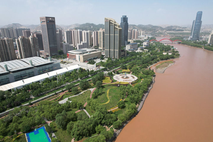 这是7月25日在兰州市城关区拍摄的黄河北岸的兰州马拉松公园景象　新华每日电讯记者　范培珅　摄