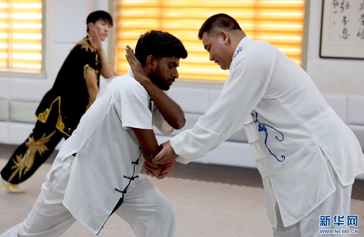 劈挂拳传承人周军指导外国留学生。新华网发 杨晨 摄