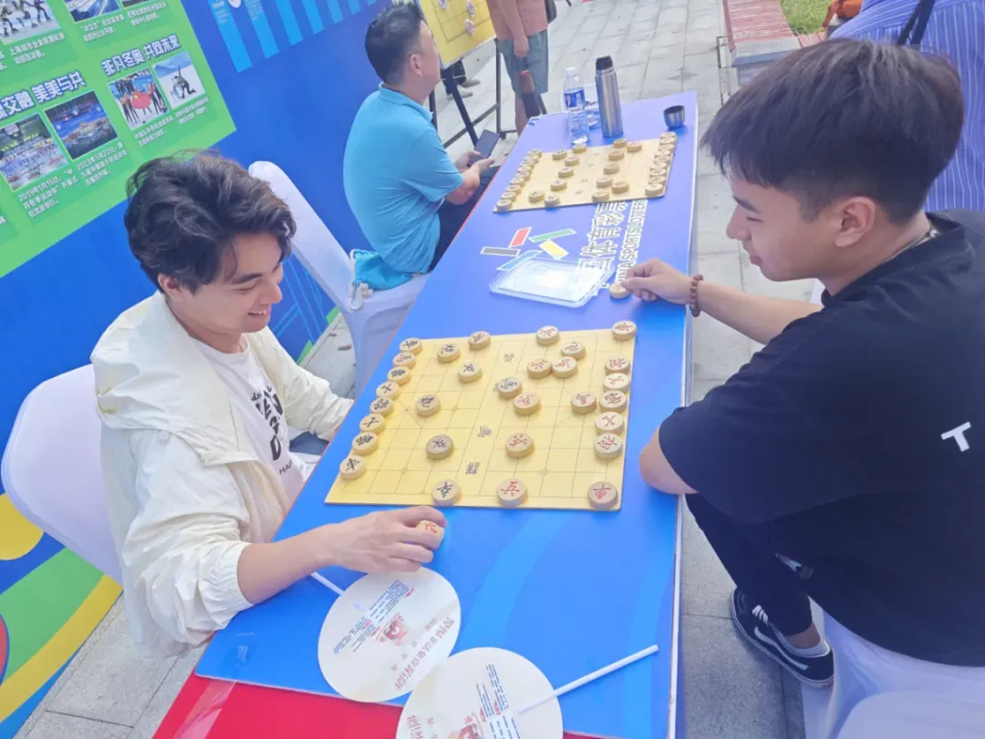 (活动现场吸引了各个年龄阶段的象棋爱好者前来挑战)