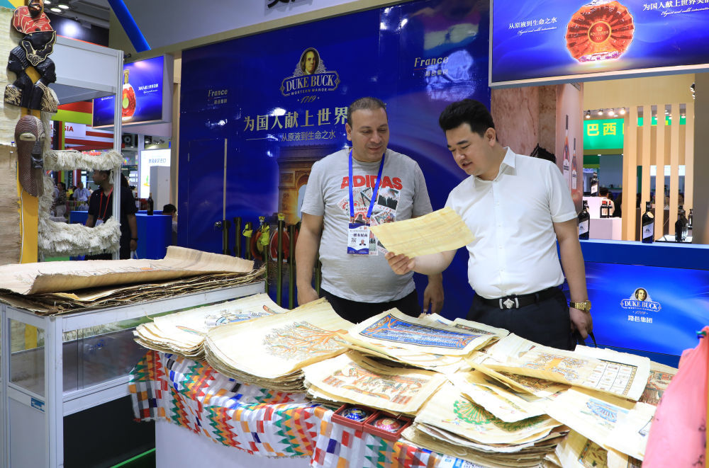 7月6日，在第三十届兰洽会主展馆，展商向参会人员推介商品。新华社记者　张智敏　摄