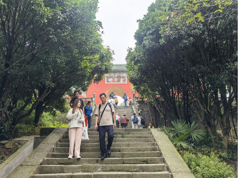 武当山景区秋意浓 游客中秋登高望远