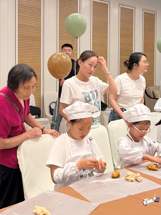 范婆婆藏身外孙女身后，眼中有爱