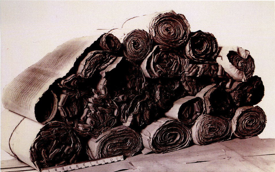 斯坦因从敦煌藏经洞刚刚拿出来的经卷