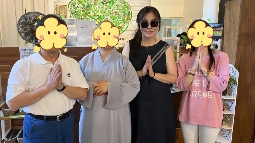 57岁王祖贤回台湾过中秋，颜值下跌严重，体态仍旧很优雅封面图