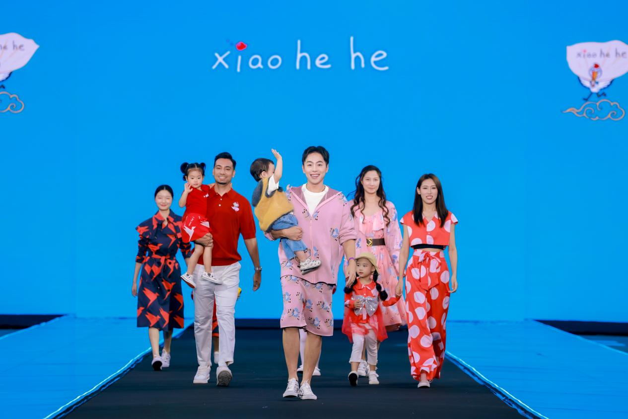 小鹤鹤（xiaohehe）“鹤你在一起”主题大秀 亮相SS2025北京时装周