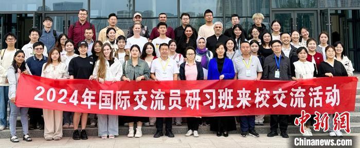 9月12日，第十六期甘肃省海酬酢流员研习班成员走进甘肃农业大学，与该校师生疏浚。丁想　摄