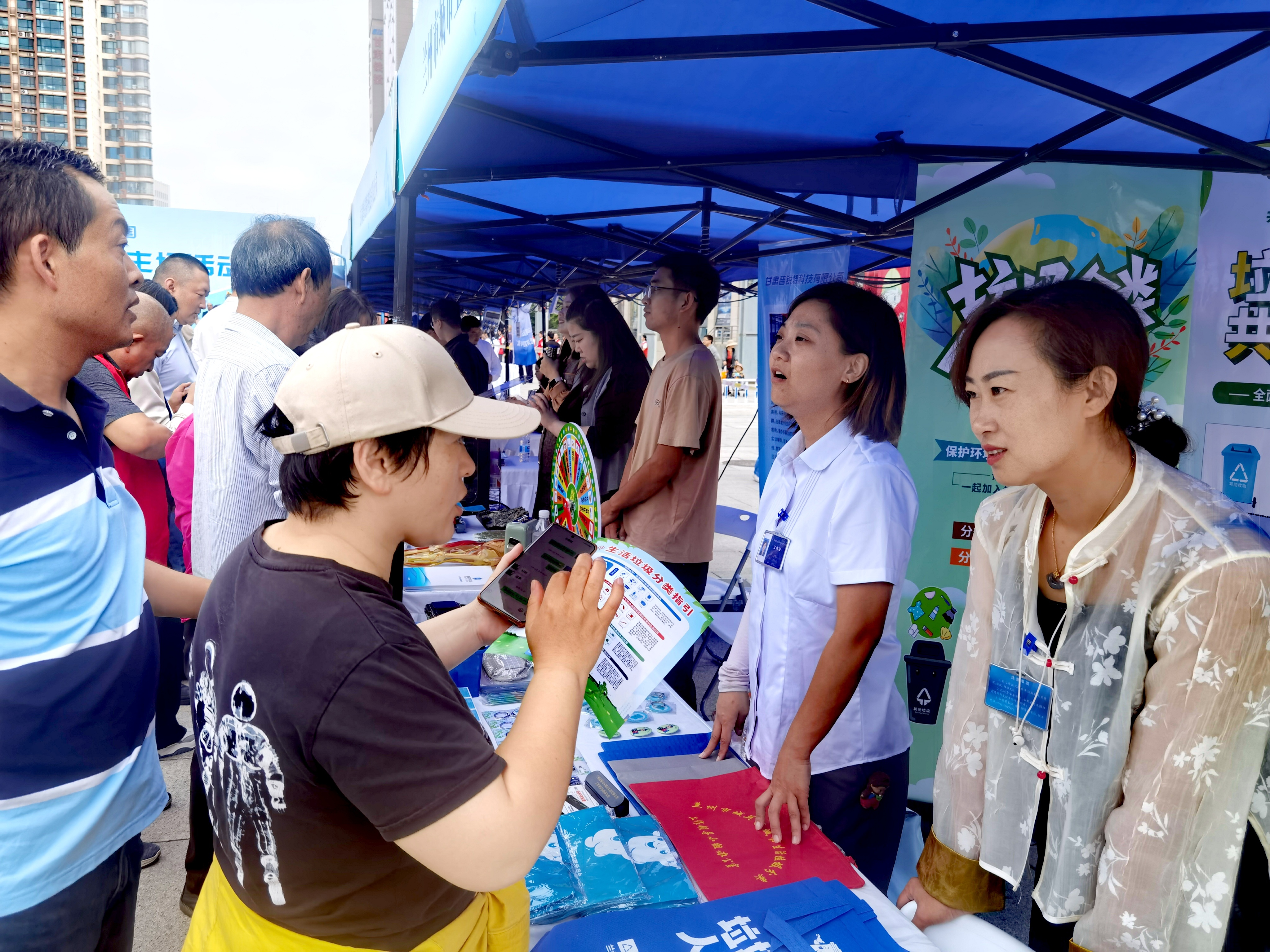 市民现场咨询垃圾分类方法